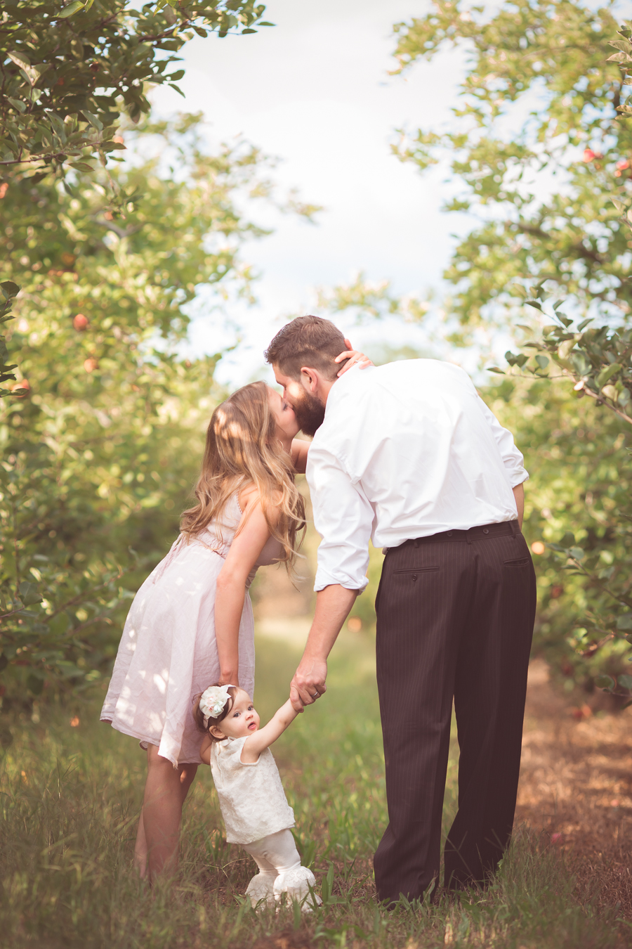baby girl and parents at apple orchard | Chattanooga Baby Photographer | Sweet Caroline Photographie
