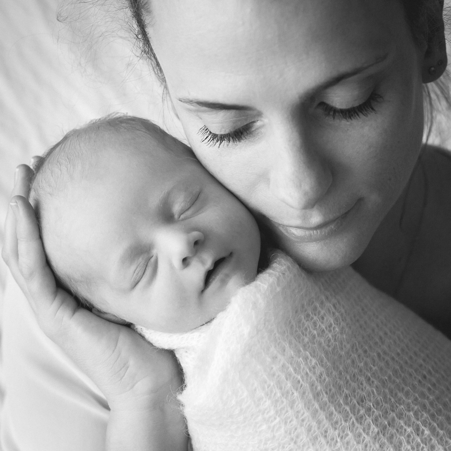 newborn and mama black and white image | Chattanooga Newborn Photographer | Sweet Caroline Photographie