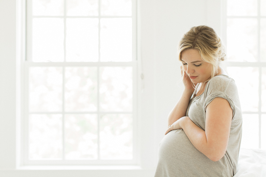 Chattanooga Maternity Photographer | Sweet Caroline Photographie | indoor maternity portraits Fount workshop