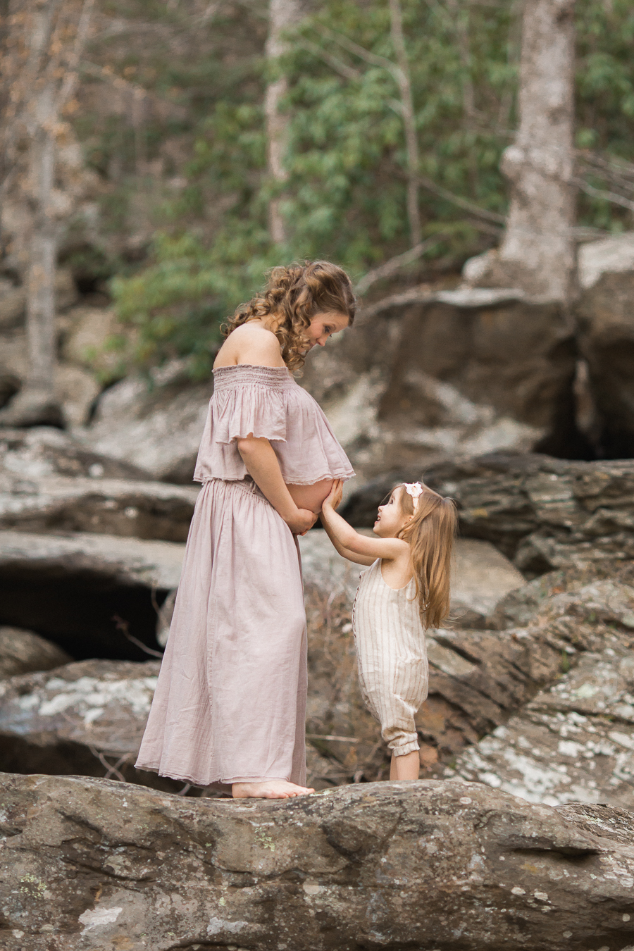 Chattanooga Maternity Photographer | Sweet Caroline Photographie | maternity on the Ocoee