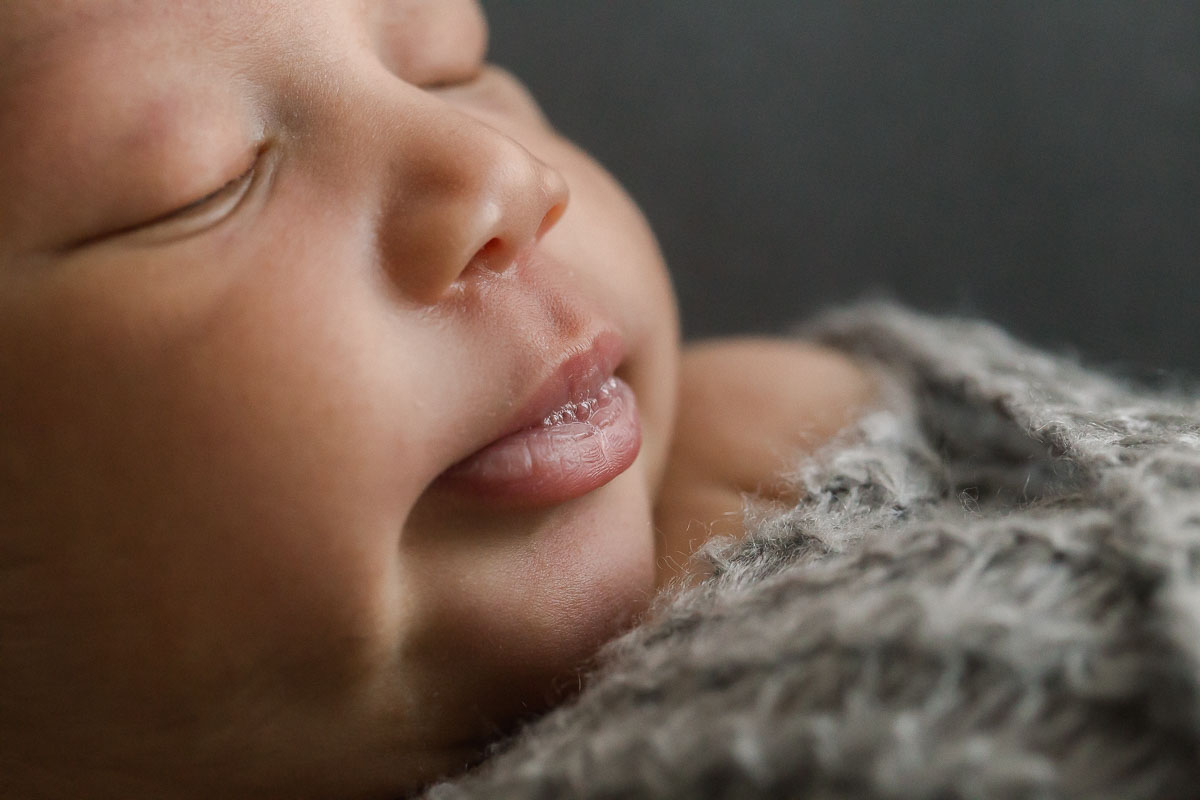 studio newborn portraits | close-up of baby lips | Sweet Caroline Photographie