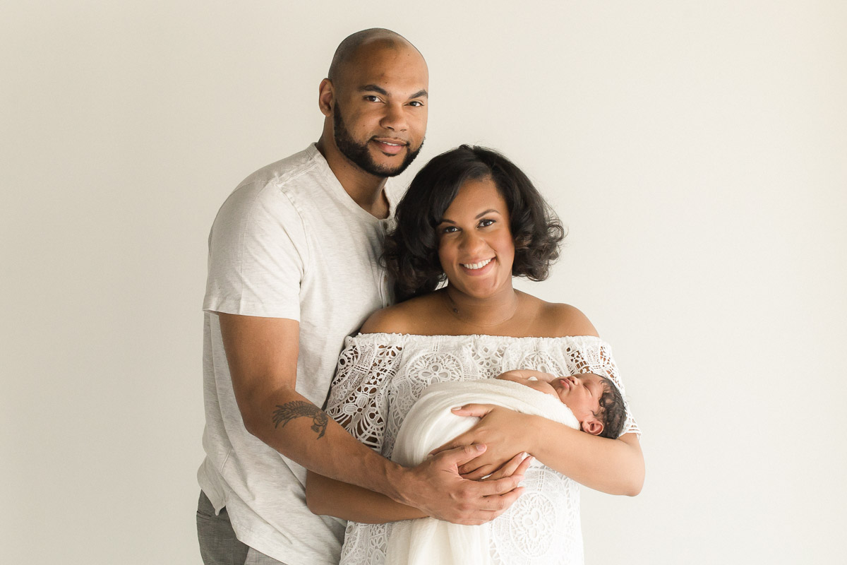studio newborn traditional family portrait | Sweet Caroline Photographie