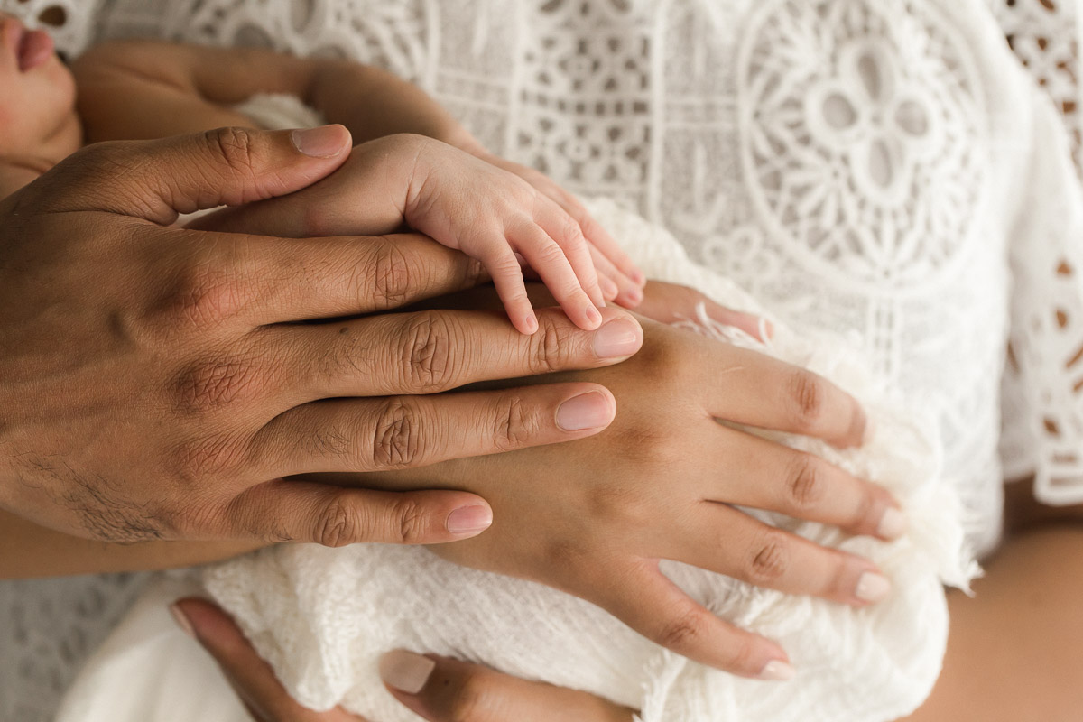 studio newborn and parent hands photograph | Sweet Caroline Photographie