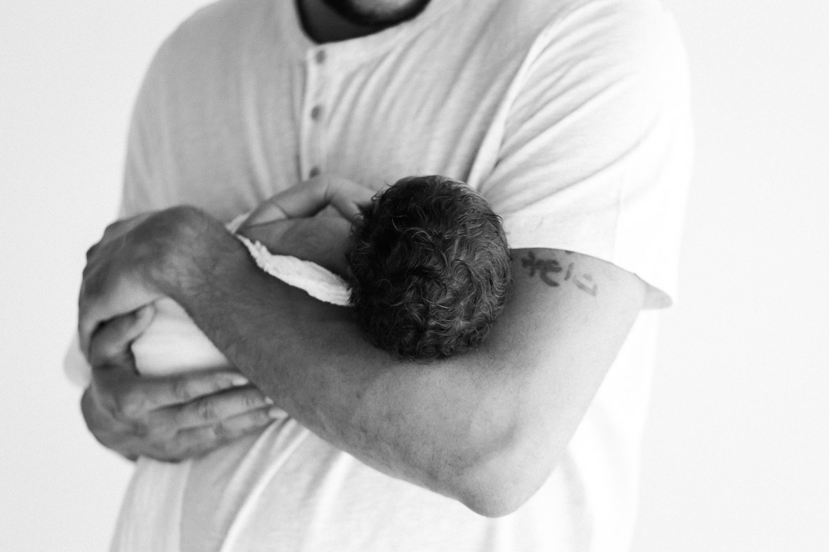 studio newborn in father's arms | Sweet Caroline Photographie