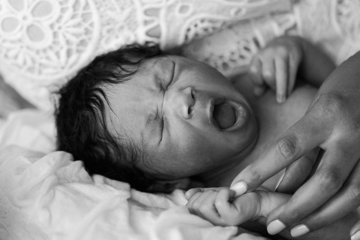 studio newborn black and white photograph | big yawn | Sweet Caroline Photographie