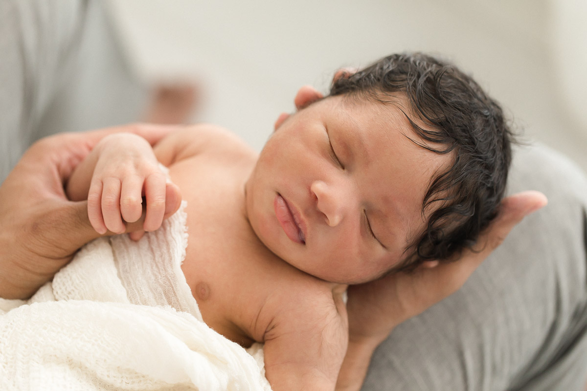 studio newborn in father's hands | Sweet Caroline Photographie