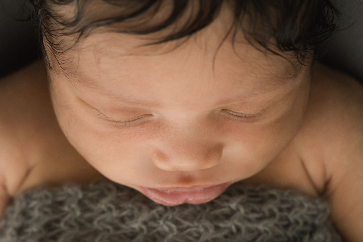 studio newborn macro face portrait | Sweet Caroline Photographie