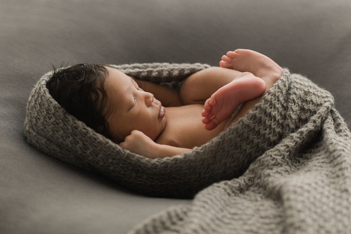 studio newborn cozy baby | Sweet Caroline Photographie