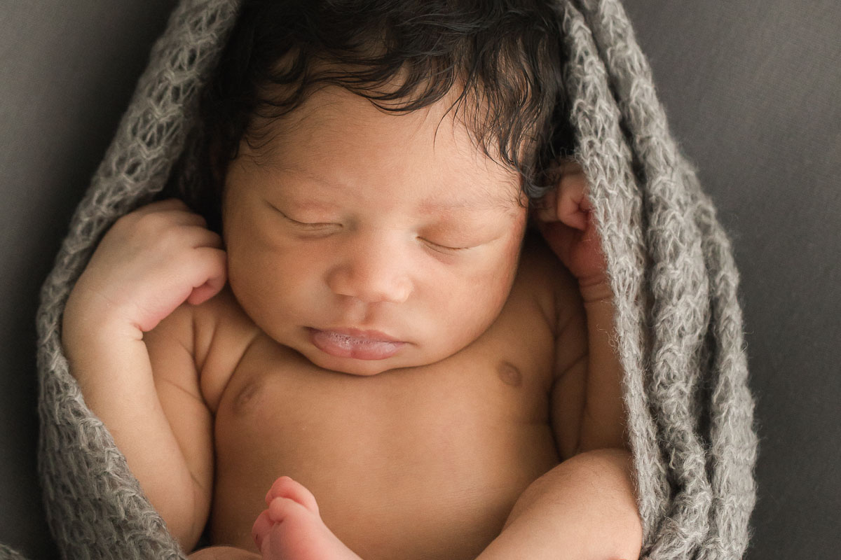 studio newborn peaceful portrait | Sweet Caroline Photographie