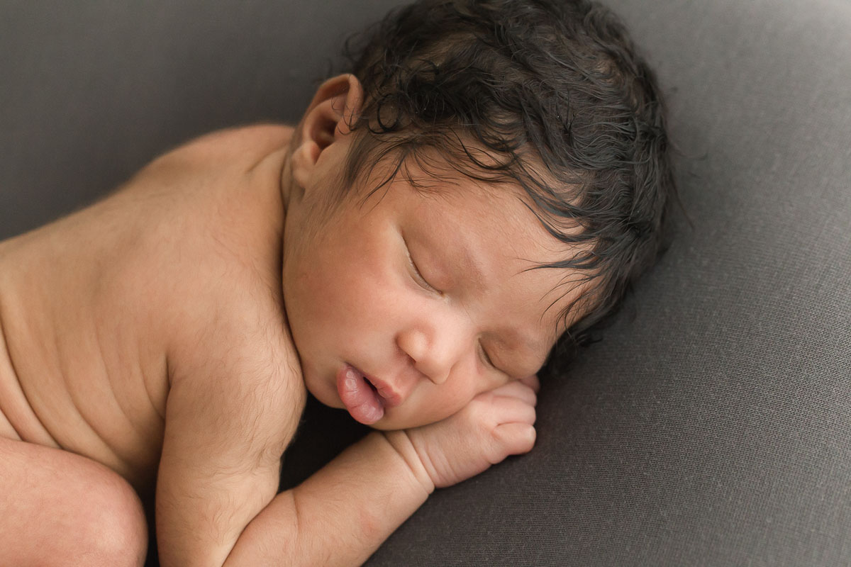 studio newborn sleeping baby | Sweet Caroline Photographie
