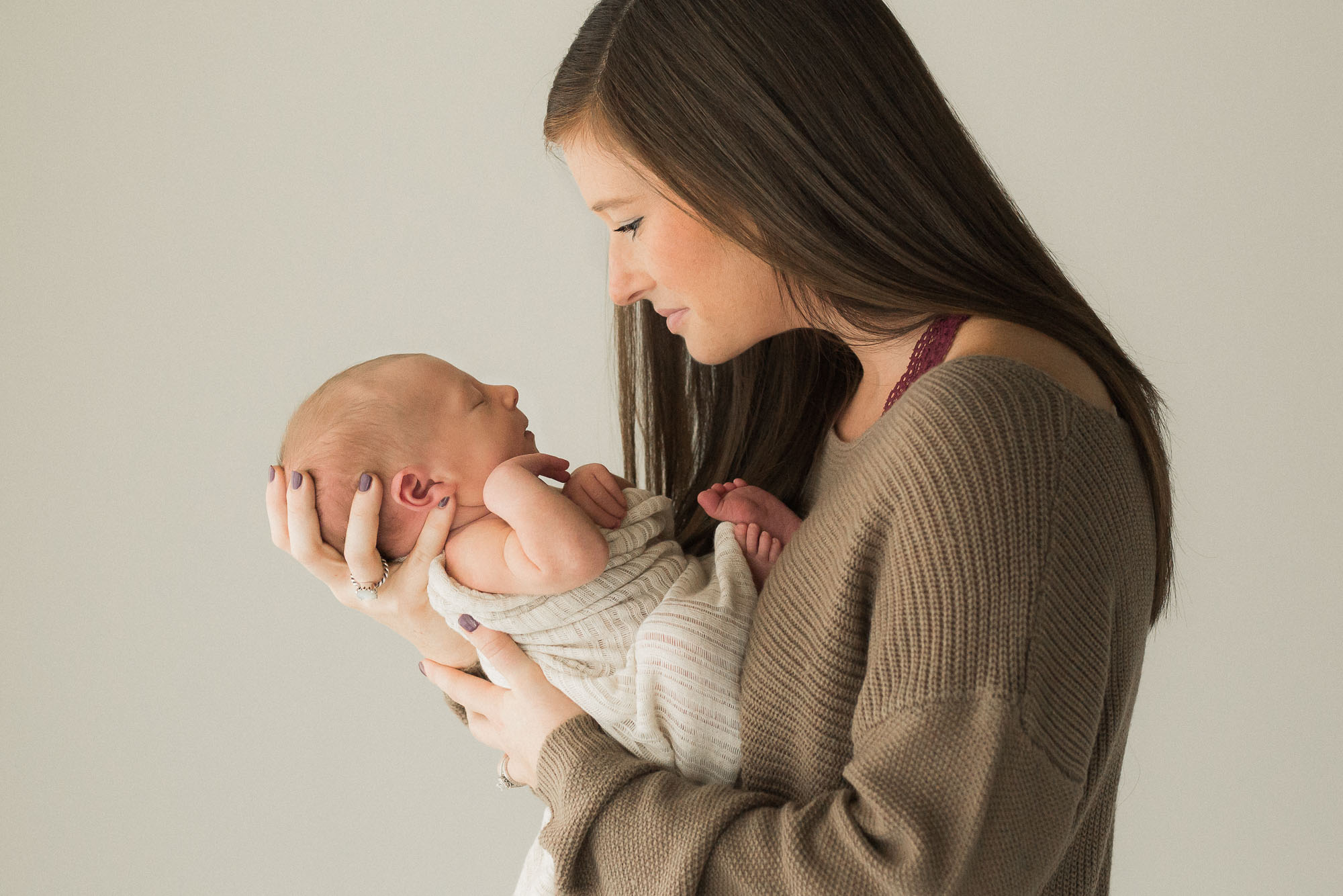 Natural light studio newborn photographs | Sweet Caroline Photographie