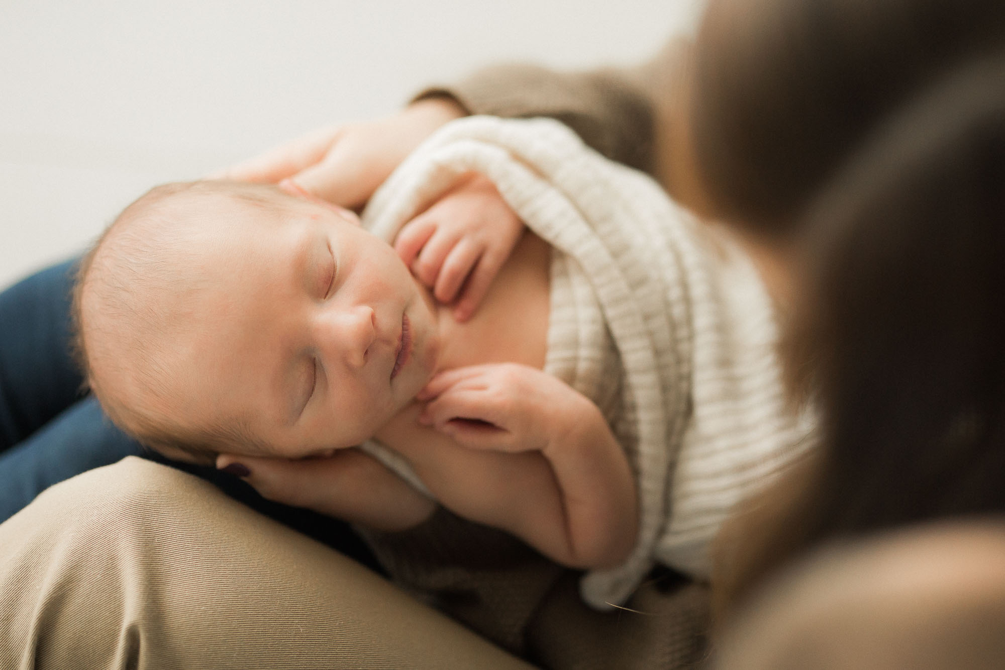 Natural light studio newborn photographs | Sweet Caroline Photographie