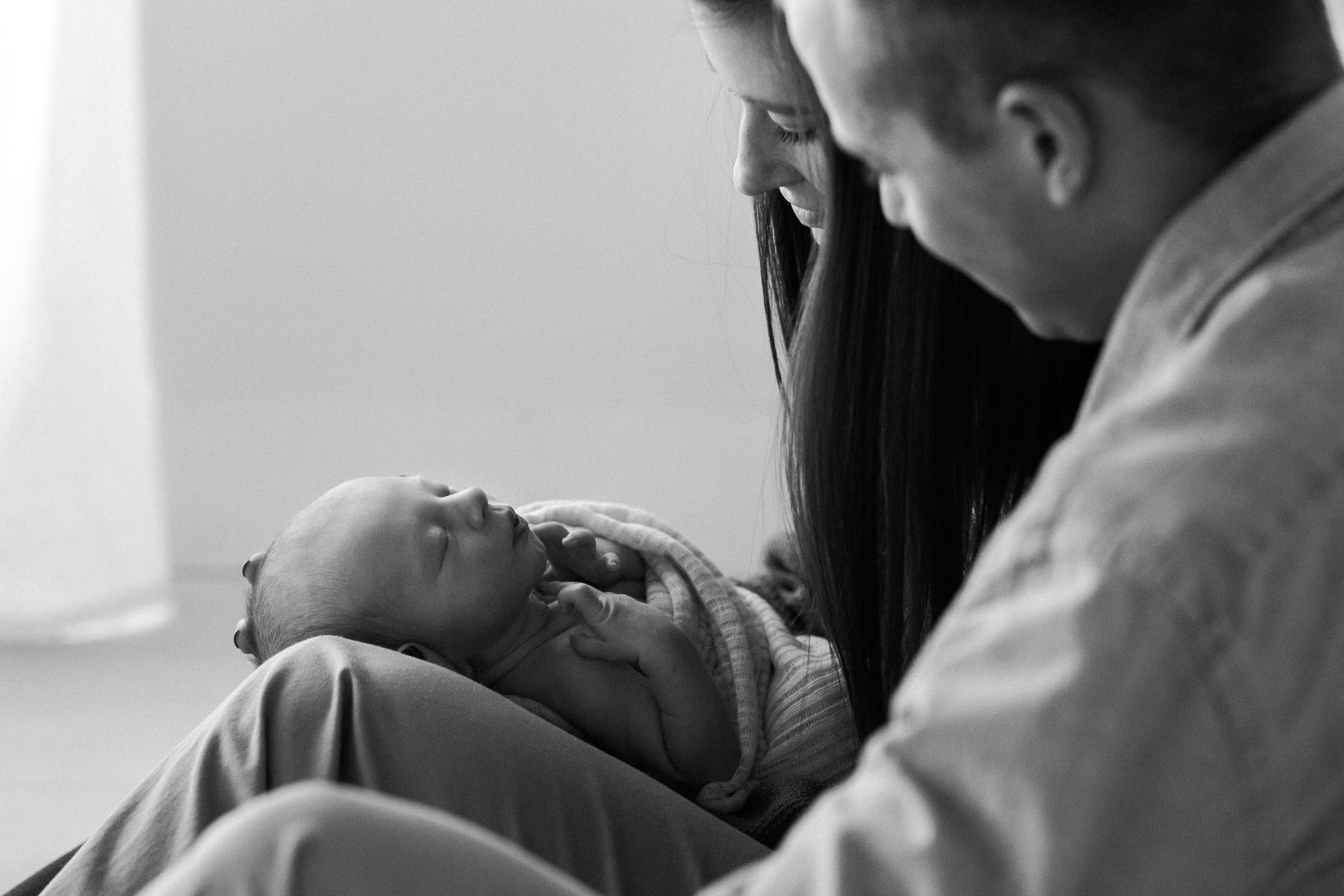 Natural light studio newborn photographs | Sweet Caroline Photographie