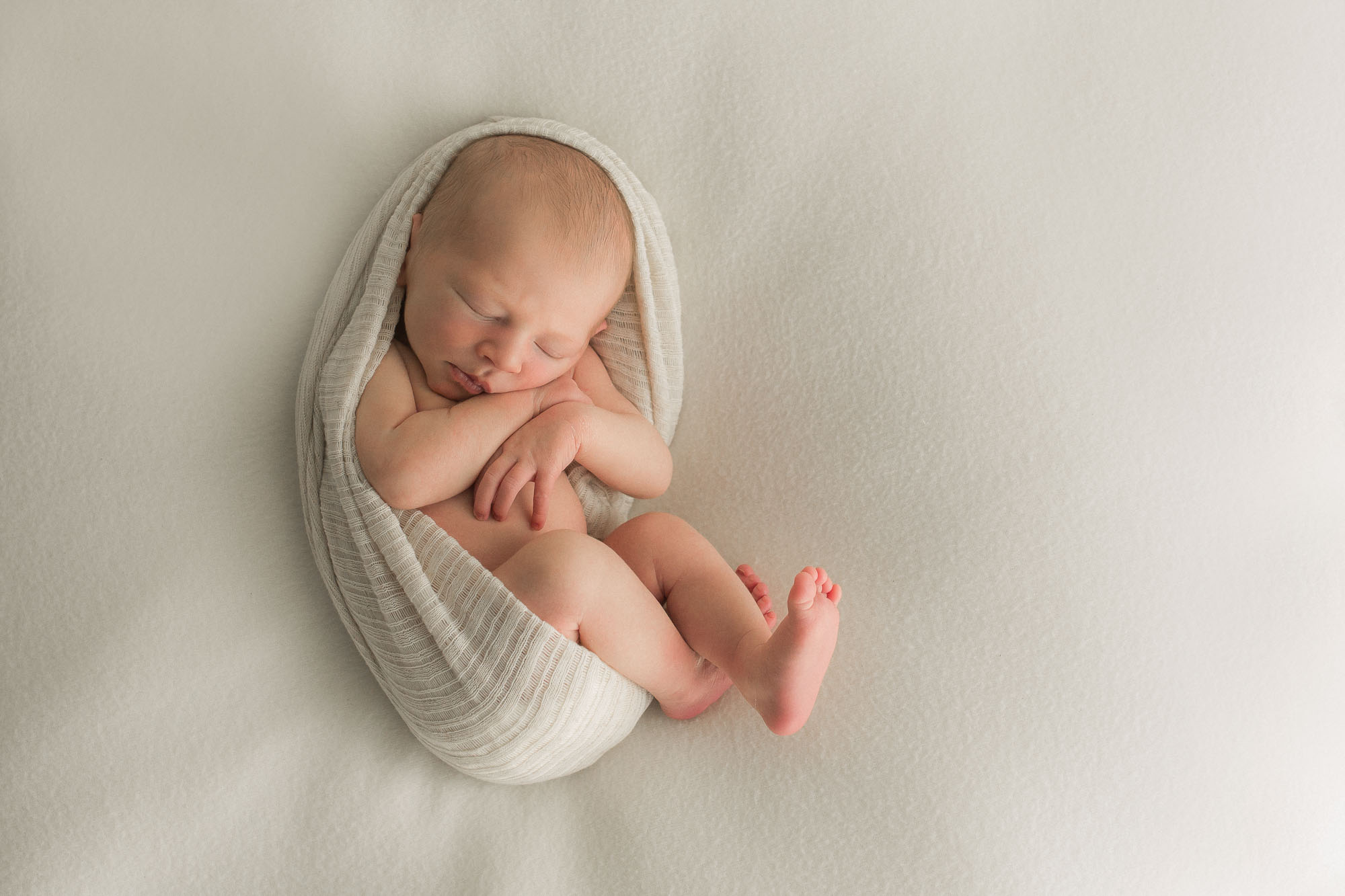 Natural light studio newborn photographs | Sweet Caroline Photographie