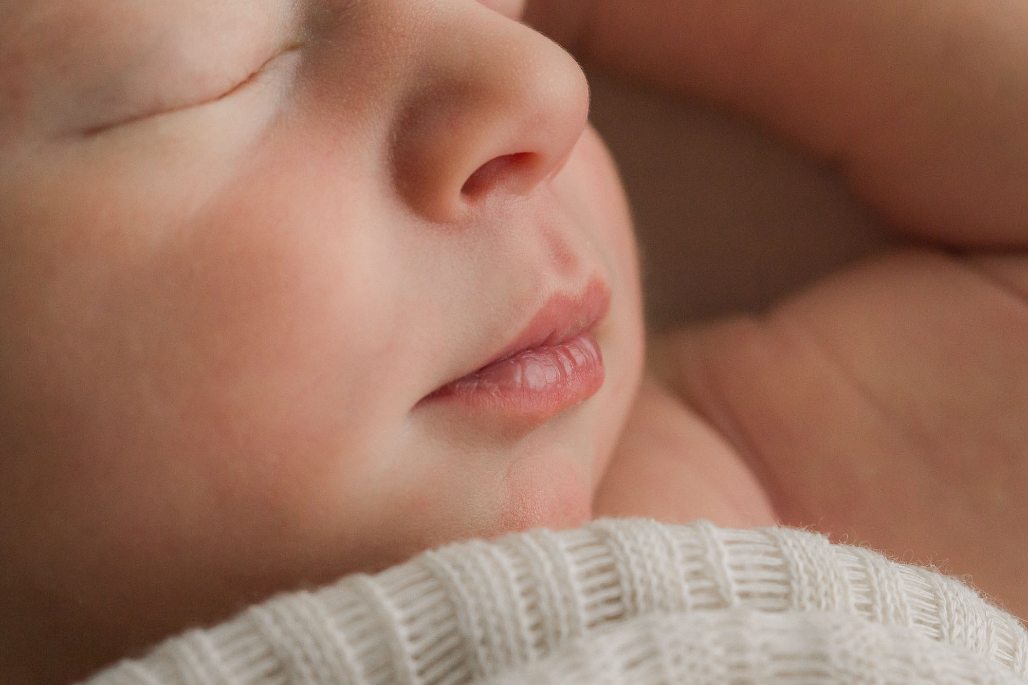 Natural light studio newborn photographs | Sweet Caroline Photographie