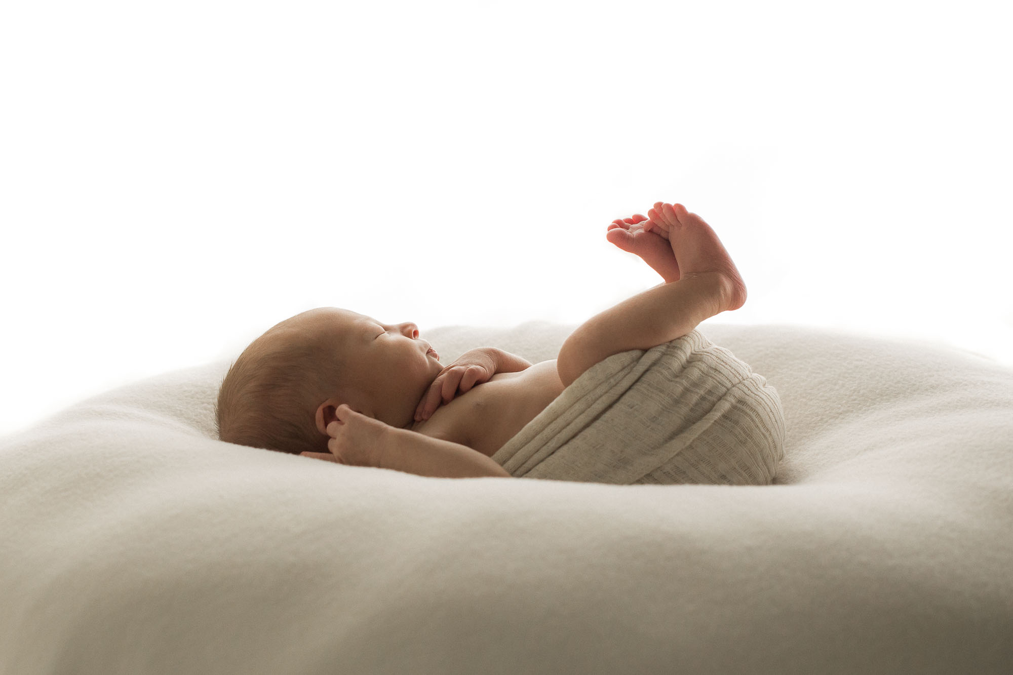 Natural light studio newborn photographs | Sweet Caroline Photographie