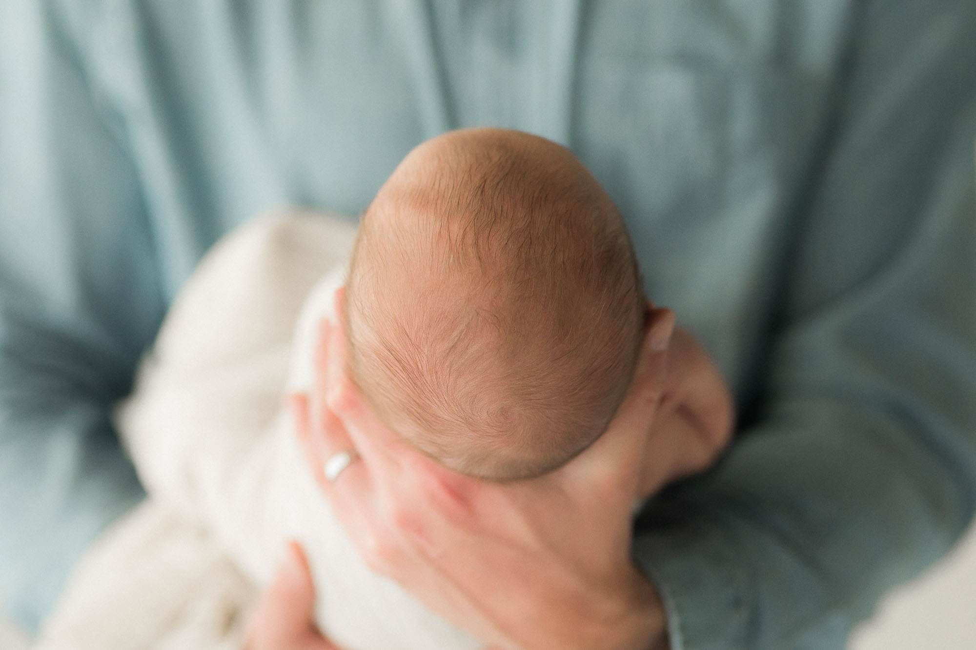Natural light studio newborn photographs | Sweet Caroline Photographie