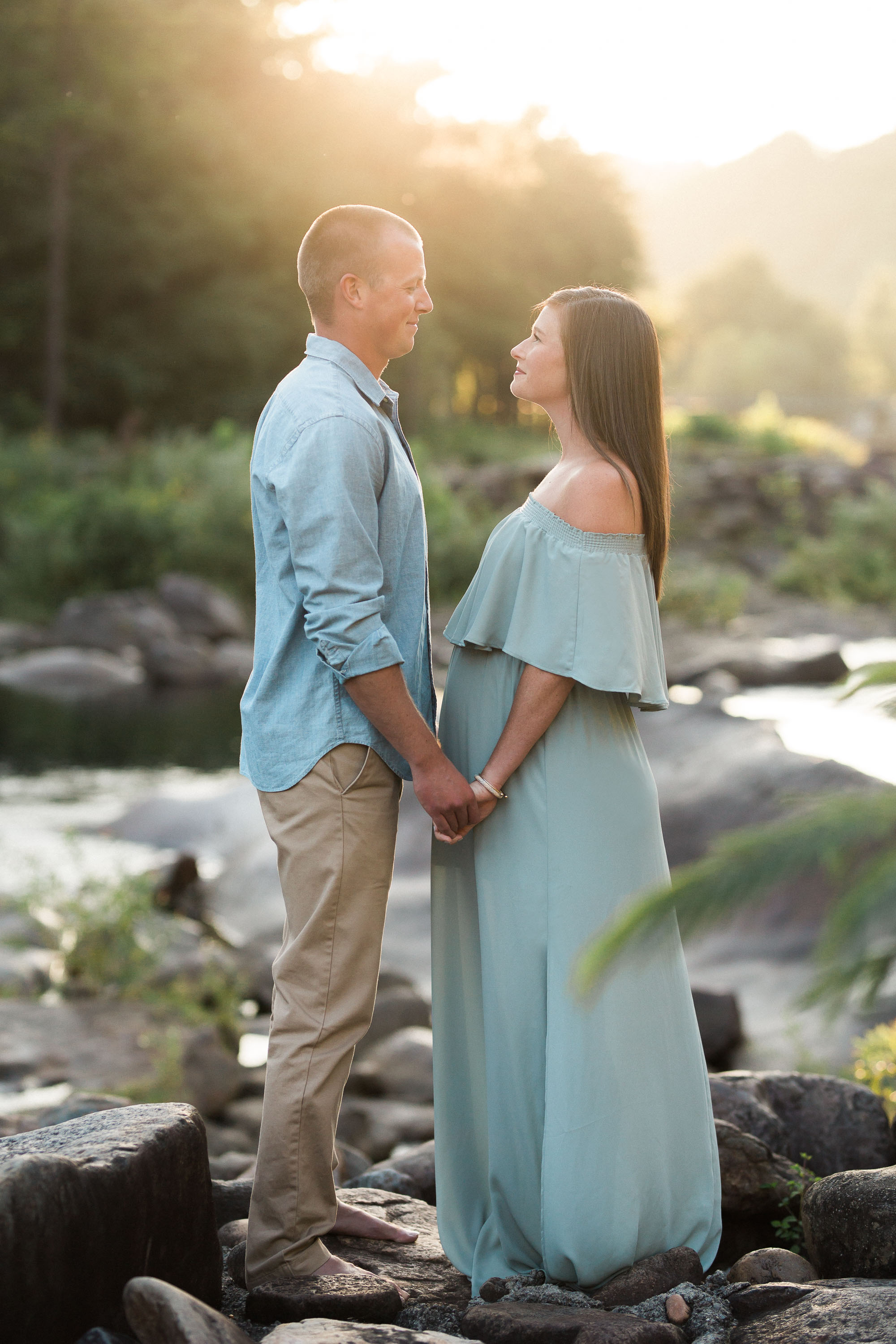 outdoor maternity photos | Sweet Caroline Photographie