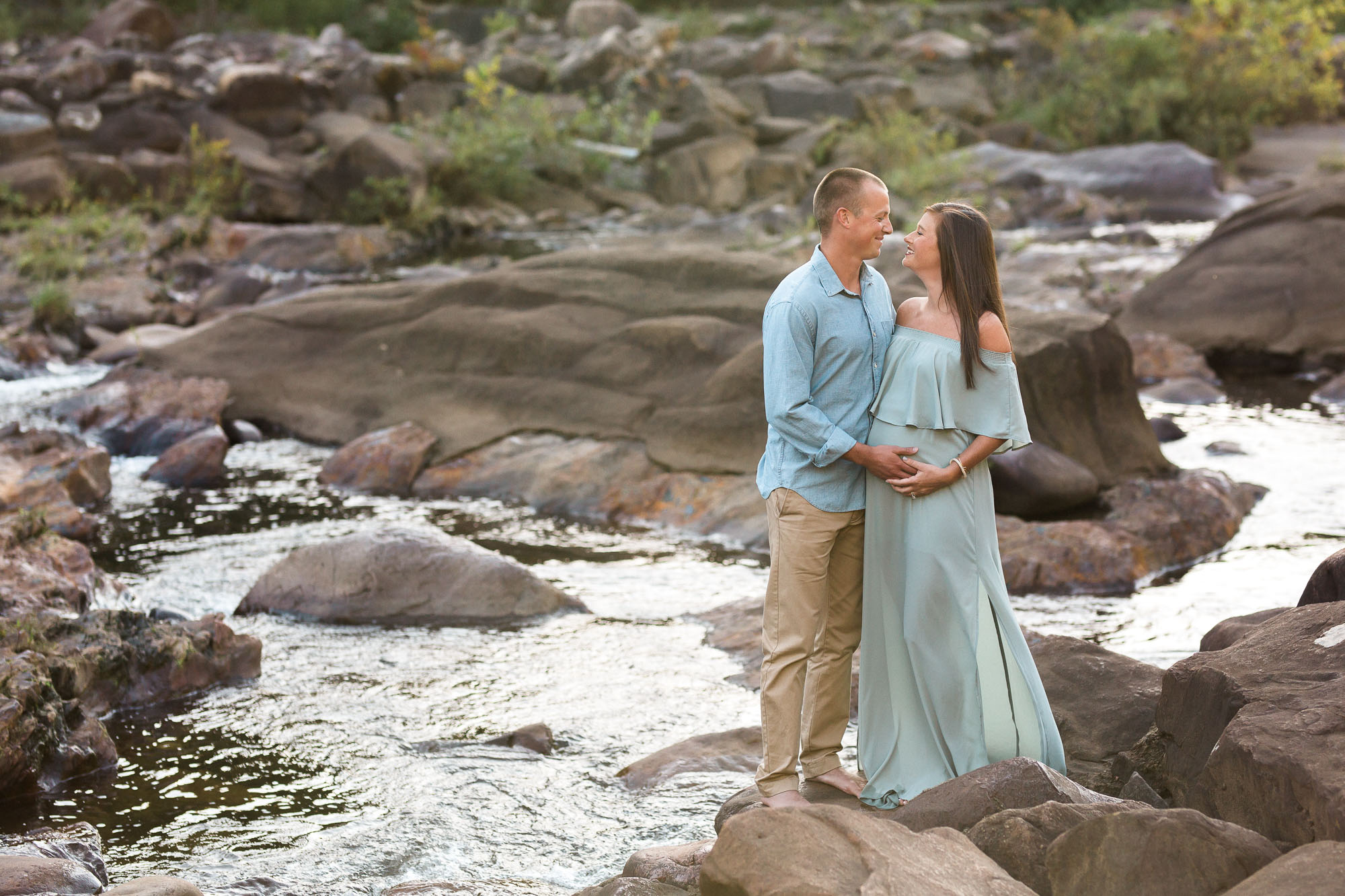 outdoor maternity photos | Sweet Caroline Photographie