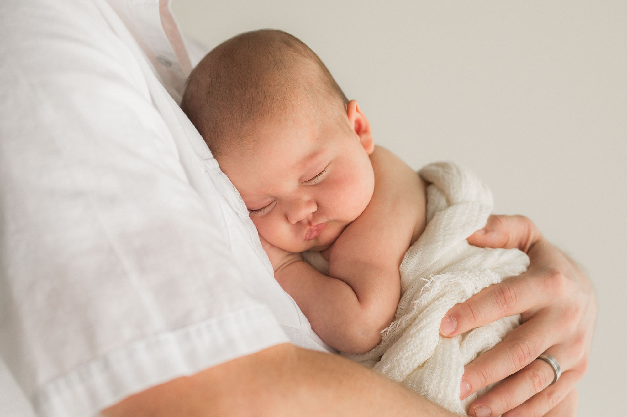 newborn baby with parents | Sweet Caroline Photographie