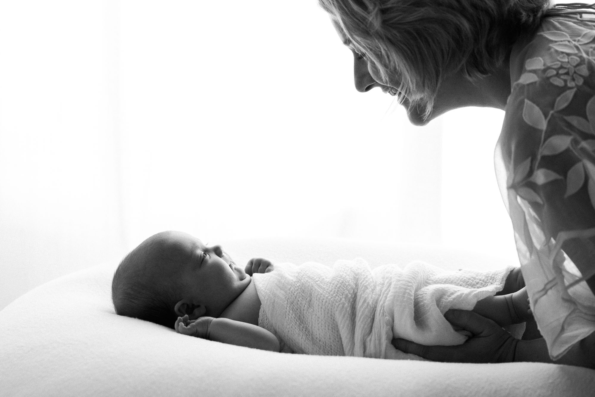 newborn baby with parents | Sweet Caroline Photographie