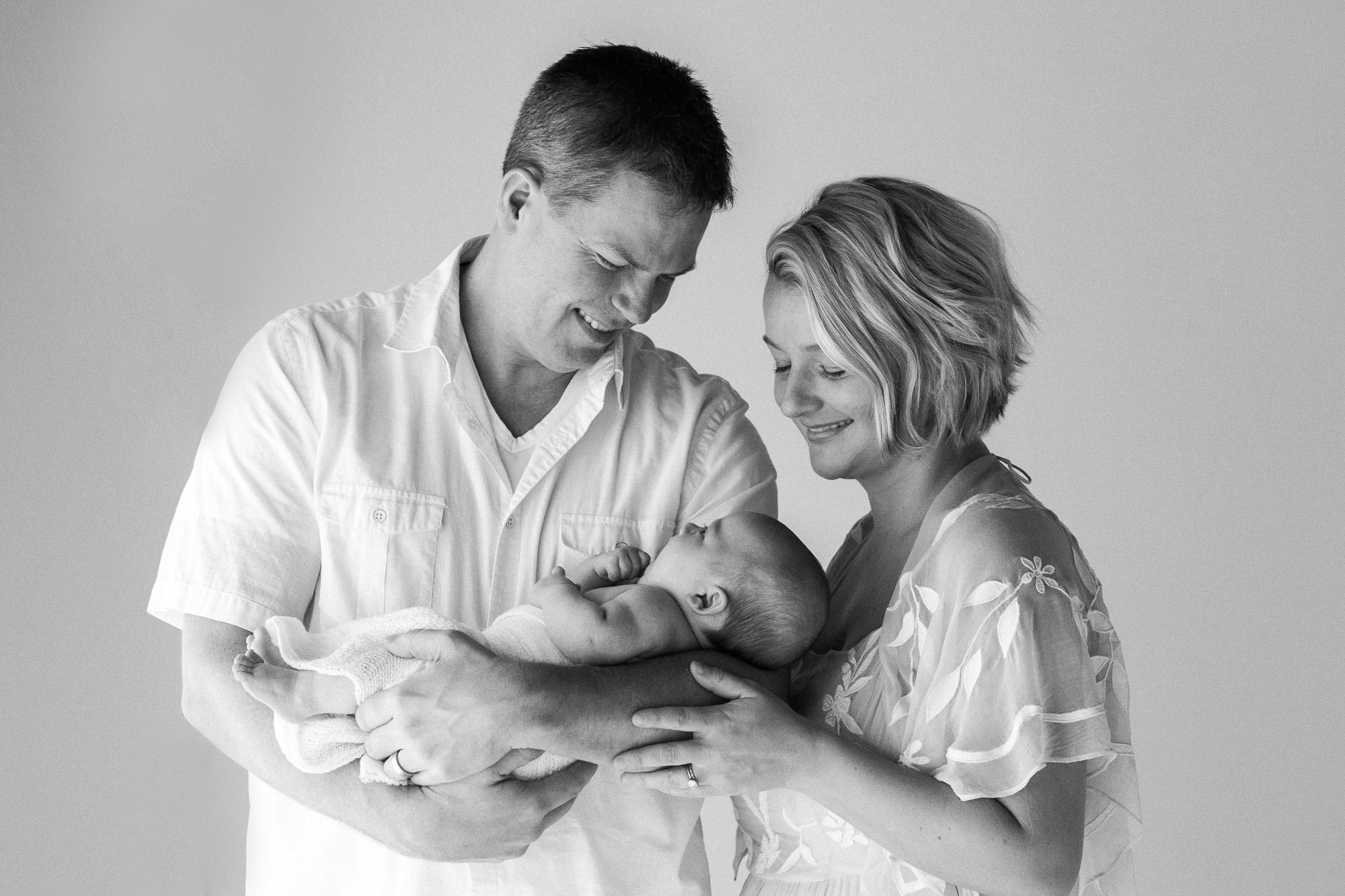 newborn baby with parents | Sweet Caroline Photographie