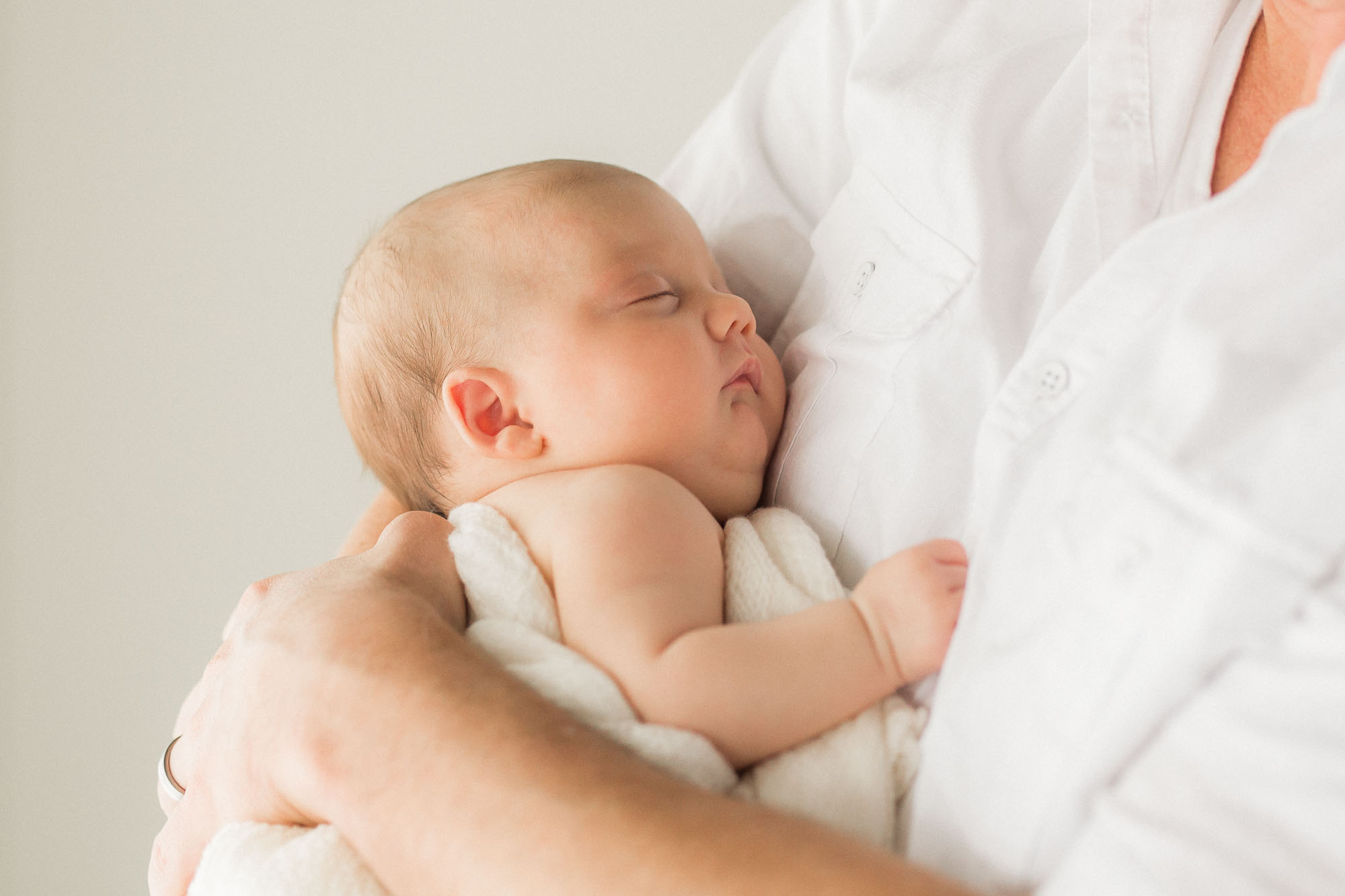 newborn baby with parents | Sweet Caroline Photographie