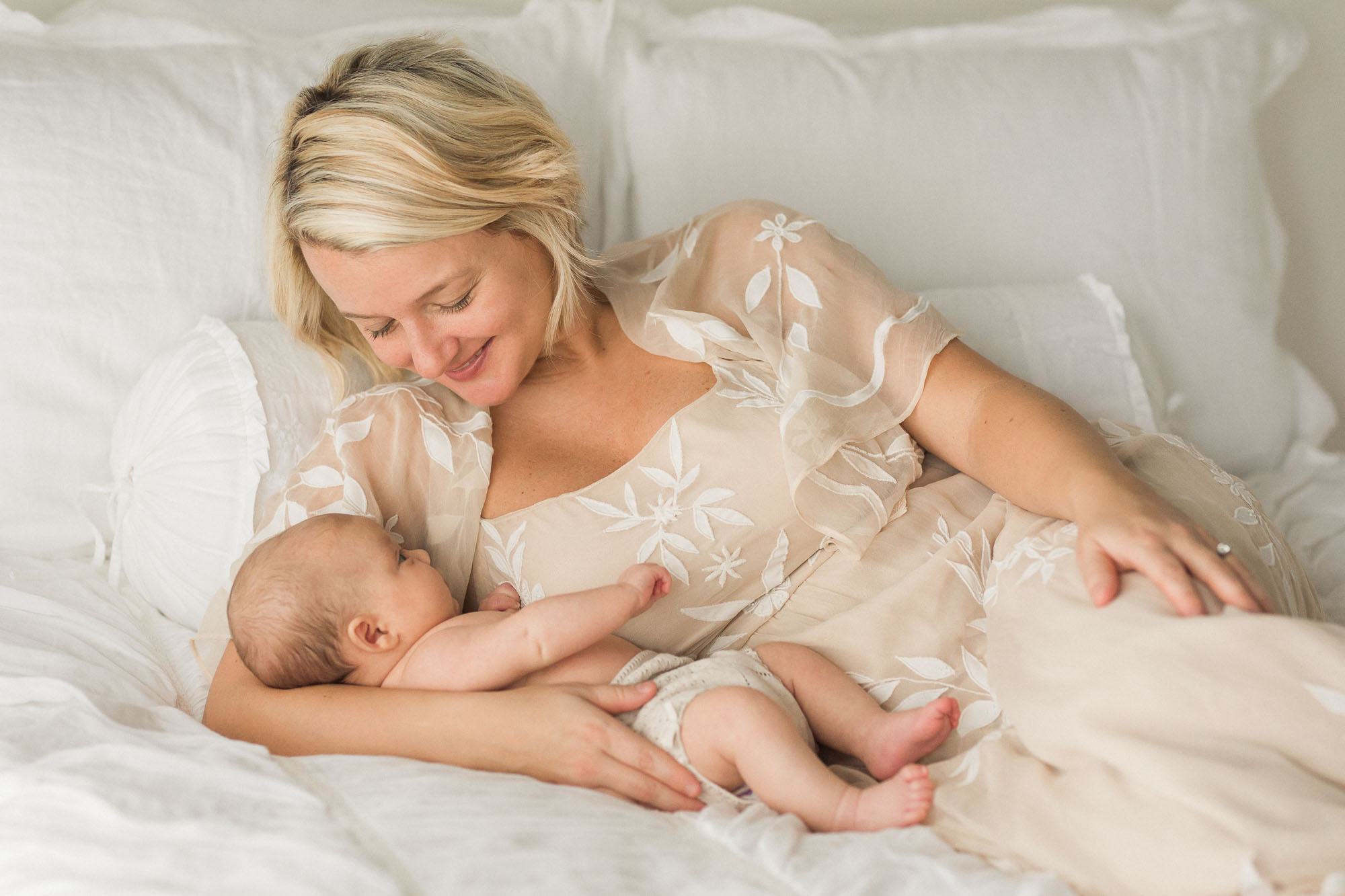 newborn baby with parents | Sweet Caroline Photographie